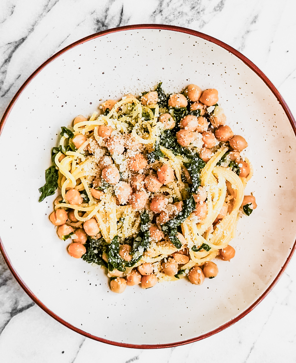Pasta cremosa con garbanzos y espinaca